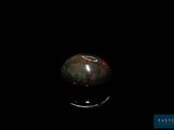 l'image d'une sphère oplite noire dans l'obscurité