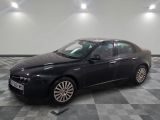 la photo d'une voiture noire garée dans un garage