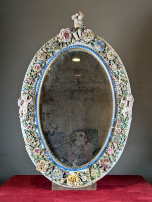 un miroir posé sur une table rouge
