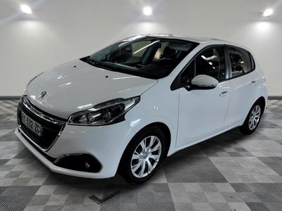la photo d'une voiture blanche garée dans un garage