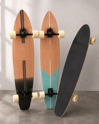 deux skateboards posés l'un à côté de l'autre sur le sol