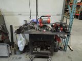 un établi avec des outils dans un garage
