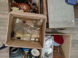 une boîte remplie d'objets posée par terre dans une pièce