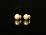 une paire de boucles d'oreilles en perles sur une surface noire