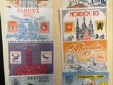 de nombreux timbres sur le mur d'un immeuble