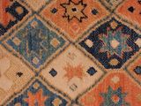 un gros plan sur un tapis aux couleurs et motifs variés