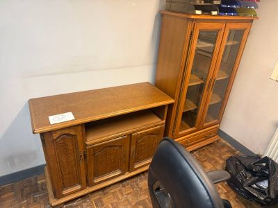 un bureau avec une chaise et une armoire dans un coin