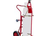 extincteur muni de roulettes et de tuyaux, sur fond blanc