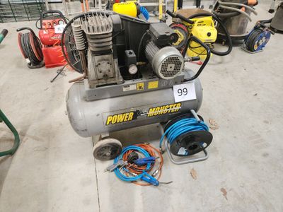 un petit compresseur d'air posé par terre à côté d'autres compresseurs d'air