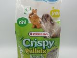 un sachet de granulés croustillants pour lapins posé sur une surface blanche