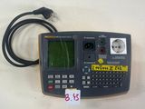 une calculatrice munie d'un cordon