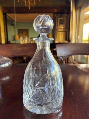 une carafe en verre posée sur une table dans une salle à manger