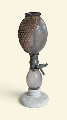 un vase en verre surmonté d'une corde