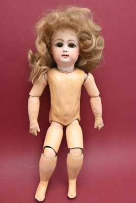 une poupée en bois aux cheveux blonds sur fond rouge