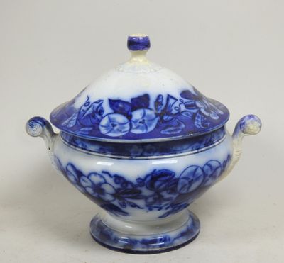 un bol bleu et blanc avec un couvercle sur une table