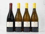 trois bouteilles de vin posées l'une à côté de l'autre sur une table