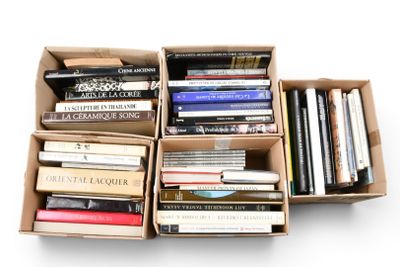 Des cartons remplis de livres sont empilés les uns sur les autres sur une surface blanche