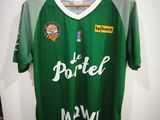 un maillot de foot vert suspendu à un cintre dans une pièce