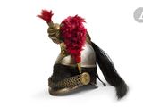 un casque orné d'une plume rouge sur le dessus