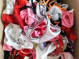 une boîte en carton remplie de vêtements divers