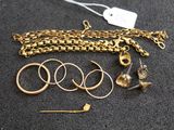 beaucoup de bijoux en or sur une surface noire