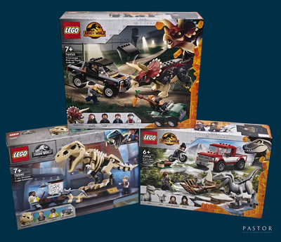 Trois figurines Lego Jurassic sont représentées dans une boîte sur fond bleu