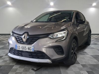 l'avant d'une voiture grise dans une pièce au sol à carreaux