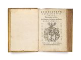un livre ouvert sur lequel figure un blason