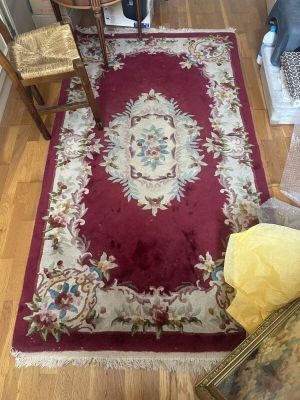 un tapis rouge posé au sol dans un salon