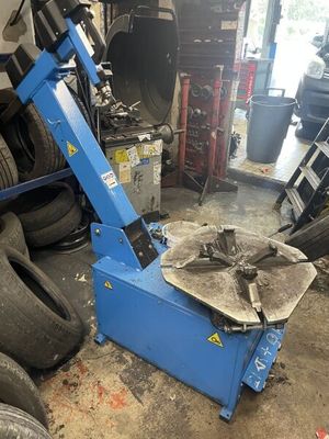 une machine bleue qui se trouve dans un garage