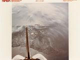 une image représentant une vue sur l'océan depuis un bateau sur l'eau