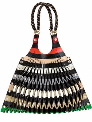 un sac à main noir, blanc et rouge à franges