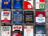 il y a beaucoup de bidons d'essence de toutes sortes par terre