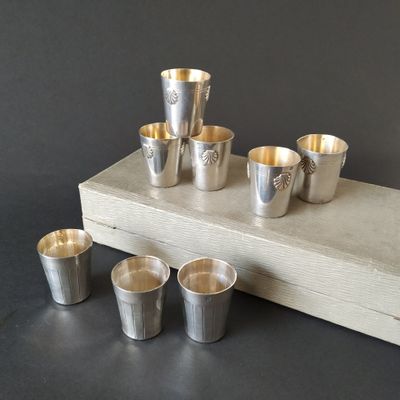 Huit petits gobelets en argent, de deux modèles différents :… - Photo 1