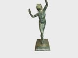 une image représentant une statue en bronze d'une femme tenant une balle