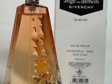 une photo d'un flacon de parfum « Angel Demon » de Givenchy posé à côté d'une boîte