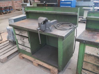 une machine posée sur une palette dans un entrepôt