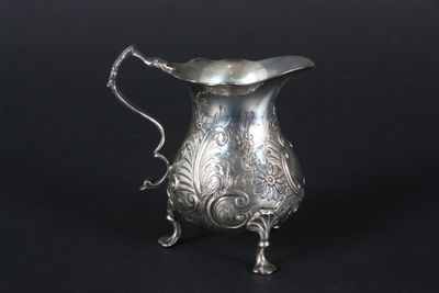 pot à lait en argent étranger ciselé, h. - Photo 1