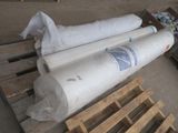 deux rouleaux de papier posés sur une palette à côté d'une autre palette