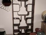 une pièce dans laquelle se trouvent un miroir, des tabourets et une table