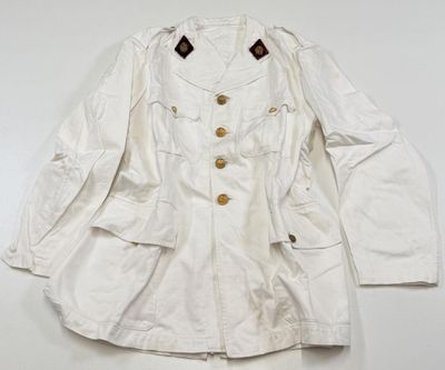 une image représentant une veste blanche sur fond blanc