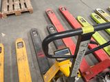 de nombreuses palettes alignées dans un entrepôt