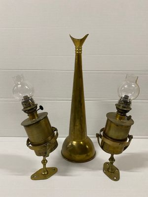 des lampes de table en laiton plaqué, chacune dotée d'un globe en verre