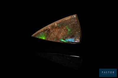 une pièce Oplite de forme triangulaire, dotée de lumières vertes et bleues