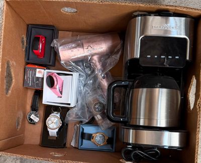 une boîte contenant une cafetière, une montre et d'autres objets