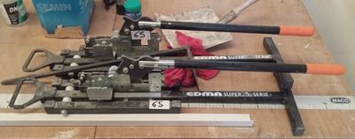 plein d'outils posés sur une table, avec une règle