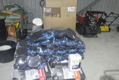 un tas d'objets divers posés par terre dans un garage