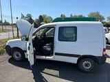 une camionnette blanche avec une planche de surf à l'arrière
