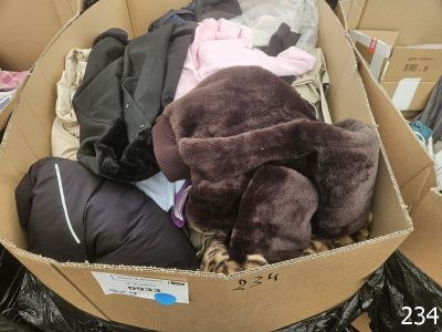 une boîte en carton contenant une peluche