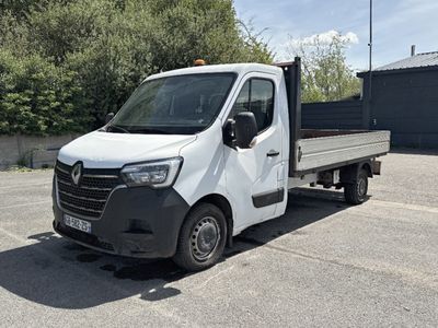 un camion blanc garé dans un parking
